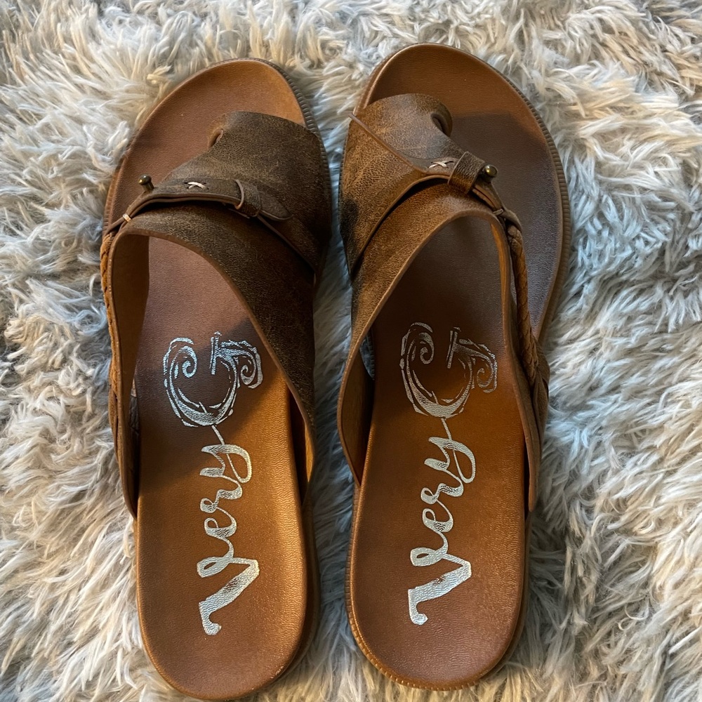 Super cute brown sandals